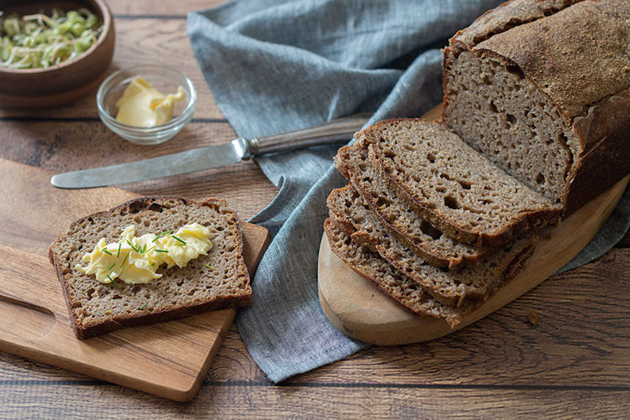 Хлеб с маслом польза. Черный хлеб. Ржаной хлеб. Цельнозерновой хлеб. Диетические хлебцы.