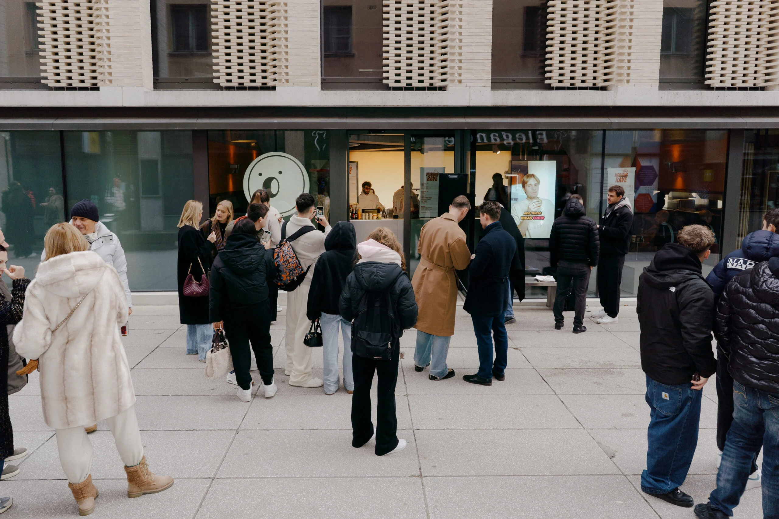 Zbrani obiskovalci in mimoidoči pred Bagel Embassy v Ljubljani na Nazorjevi ulici 6.
