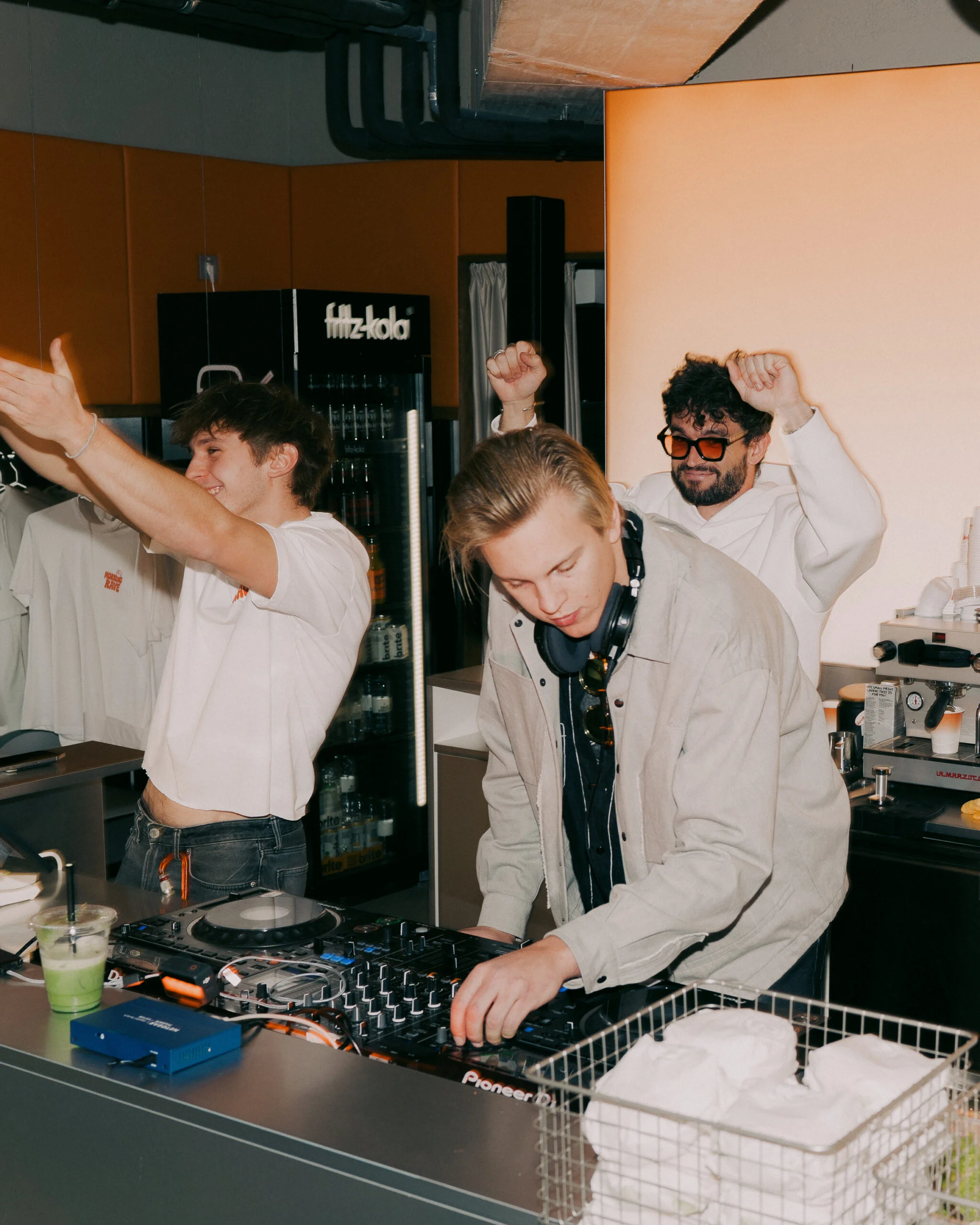 DJ nastop na jutranjem Morning Rave dogodku v Bagel Embassy v Ljubljani
