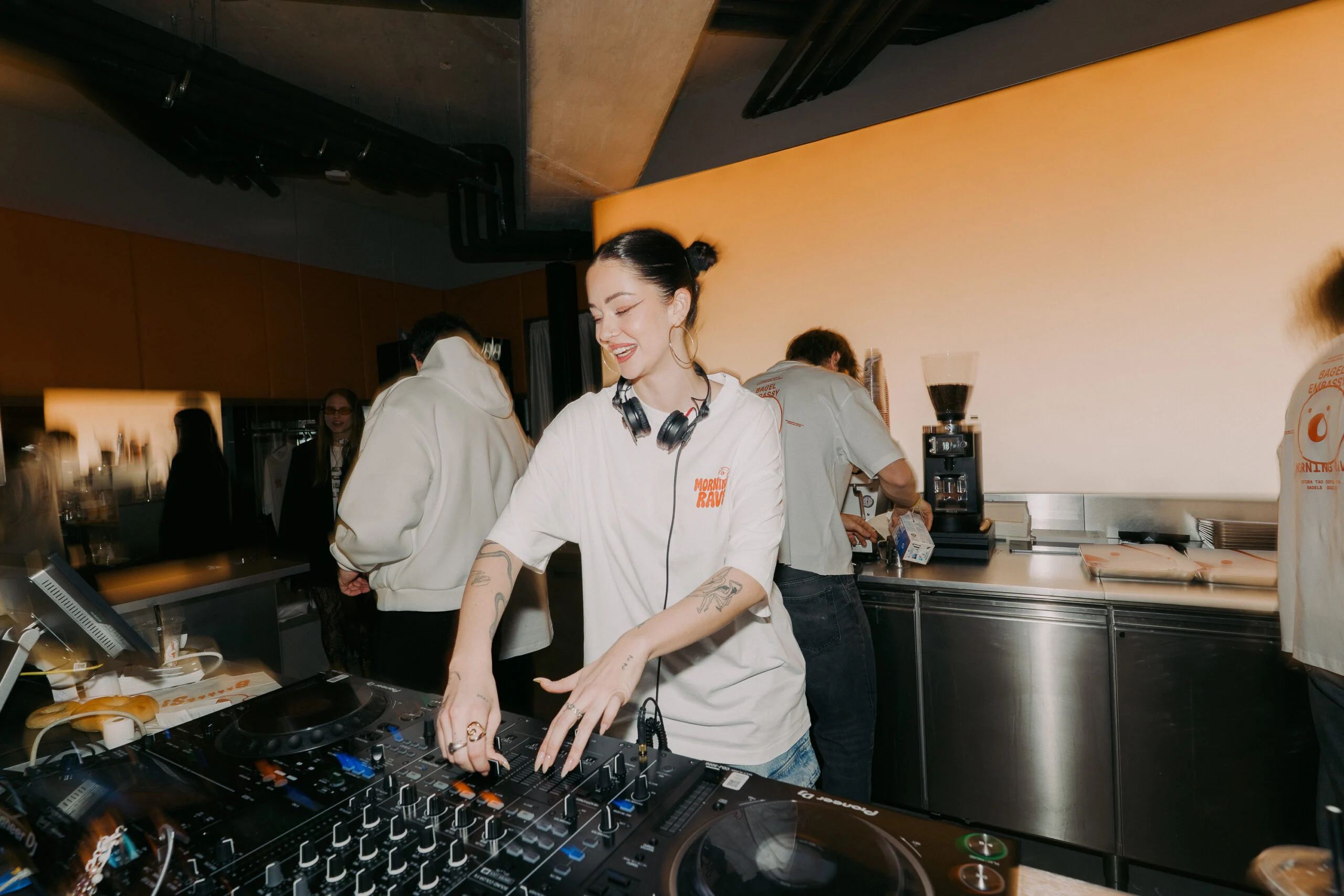 Gaja Prestor – Estora med DJ setom v Bagel Embassy na prvem Morning Rave-u.