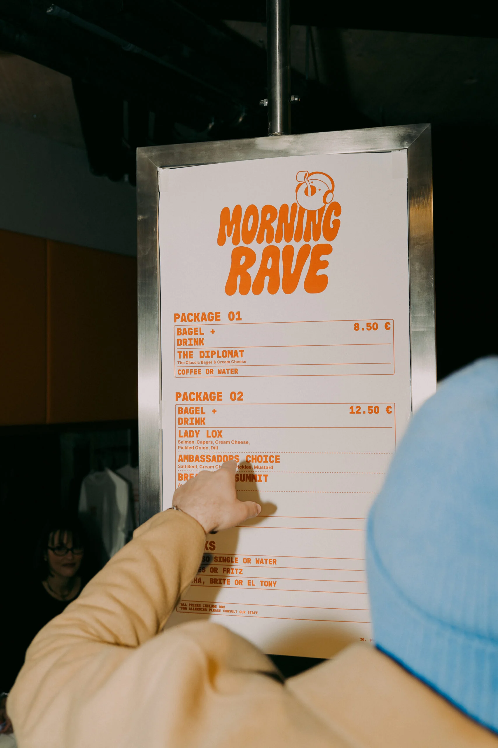 Meni na dogodku Morning Rave v Bagel Embassy v Ljubljani .
